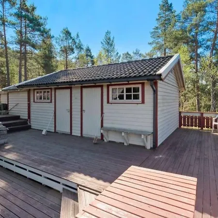Ferienhaus Tradisjonell Hytte Midt I Skogen Rett Ved Vann *
