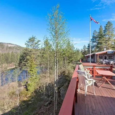 Tradisjonell Hytte Midt I Skogen Rett Ved Vann *