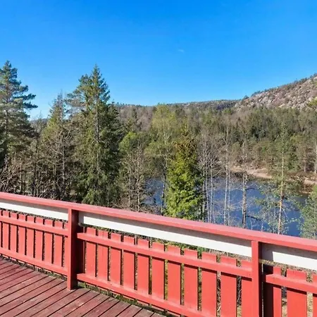 Tradisjonell Hytte Midt I Skogen Rett Ved Vann