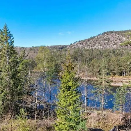 Tradisjonell Hytte Midt I Skogen Rett Ved Vann Grimstad (Aust-Agder)