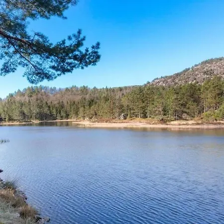 Сasa de vacaciones Tradisjonell Hytte Midt I Skogen Rett Ved Vann
