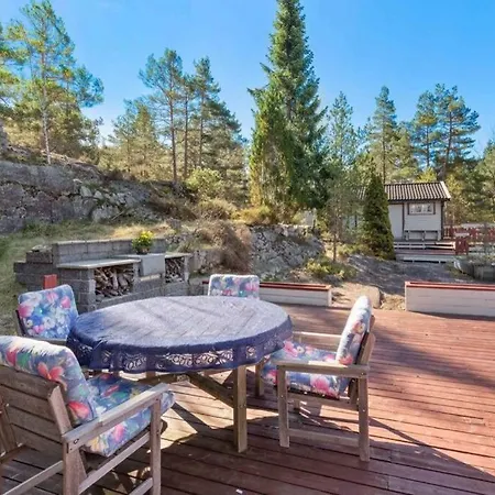 Tradisjonell Hytte Midt I Skogen Rett Ved Vann Grimstad (Aust-Agder)